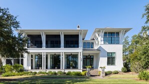 Exterior - 5 BD Lakefront Haven in Moreland Village (Bluffton)