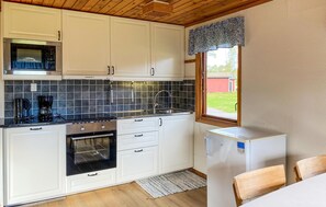 Fridge, stovetop, coffee/tea maker - Beautiful home in Byxelkrok with WiFi (Byxelkrok)