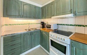 Fridge, stovetop, coffee/tea maker - Nice home in Byxelkrok with WiFi (Byxelkrok)