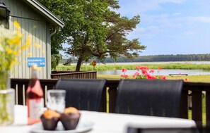 Outdoor dining - Beautiful home in Byxelkrok with WiFi (Byxelkrok)