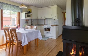 Kylskåp, mikrovågsugn, spishäll och kaffe- och tebryggare
