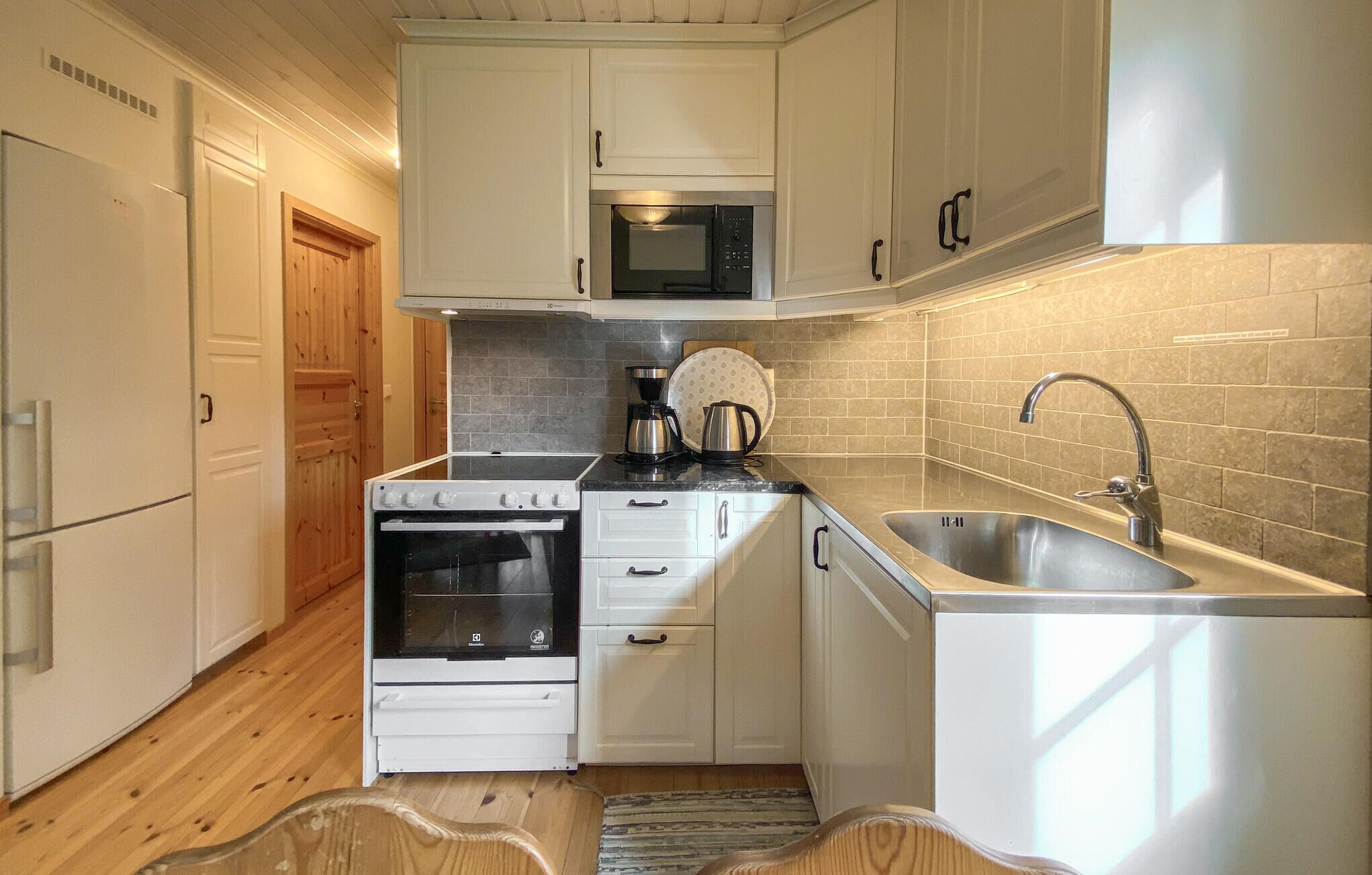 Fridge, stovetop, coffee/tea maker