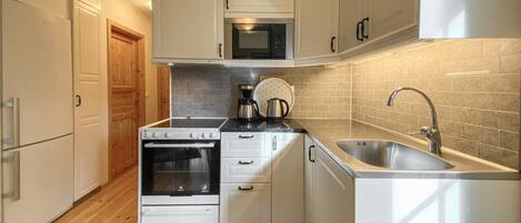 Frigorifero, piano cottura, macchina per tè/caffè