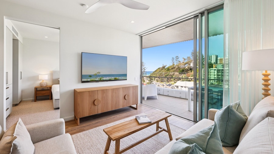 Beachfront 1-bed Flat With Pool & Gym Access