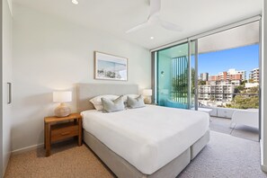 1 habitación, tabla de planchar con plancha y ropa de cama 