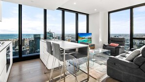 Una sala de estar moderna con vistas a la ciudad, un comedor y un sofá.