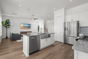 Een koelkast, een magnetron, een oven, een kookplaat