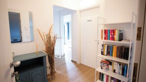 A hallway with a blue cabinet, a bookshelf, and a door labeled "PRIVATE". - Apartment on the Sentiero Valtellina bike path, just minutes from Lake Como (Morbegno)