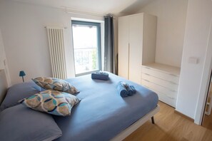 2 عدّة غرف نوم ومكواة/لوح كي وواي فاي وملاءات أسرّة