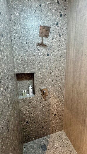 Ducha, secador de pelo, toallas y jabón