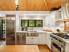 Microwave, oven, stovetop, dishwasher - Charming Cabin in Bakersville (Bakersville)