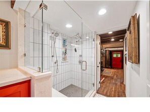 Shower, hair dryer, towels, soap - Redbud Lane (Bakersville)