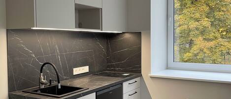 Arbejdsområde til bærbare computere, baby-/barnesenge (tillægsgebyr)