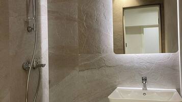 Shower, perlengkapan mandi gratis, pengering rambut, dan handuk