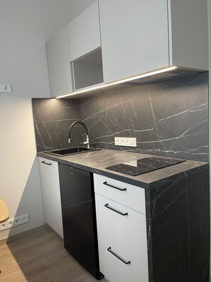 Ruang kerja ramah laptop dan tempat tidur bayi (biaya tambahan)