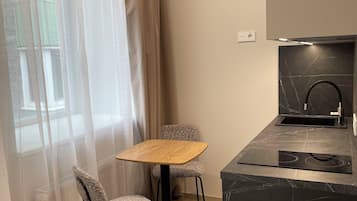 笔记本电脑工作区、免费 WiFi