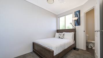 Căn hộ | 3 phòng ngủ, khu vực làm việc phù hợp cho laptop, bộ trải giường