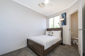 3 عدّة غرف نوم ومساحة عمل للكمبيوتر المحمول وملاءات أسرّة