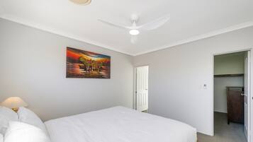 Apartment | 3 bedrooms, laptop workspace, bed sheets