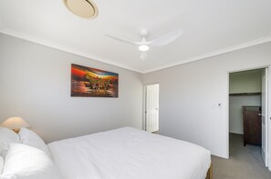 3 habitaciones, espacio para trabajar con laptop y ropa de cama 