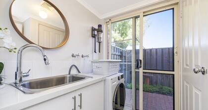 Stylish 3-bed Townhouse With Courtyard & BBQ