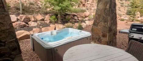 Bañera de hidromasaje al aire libre