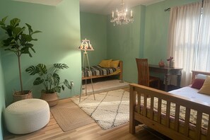 5 bedrooms, iron/ironing board, WiFi, bed sheets