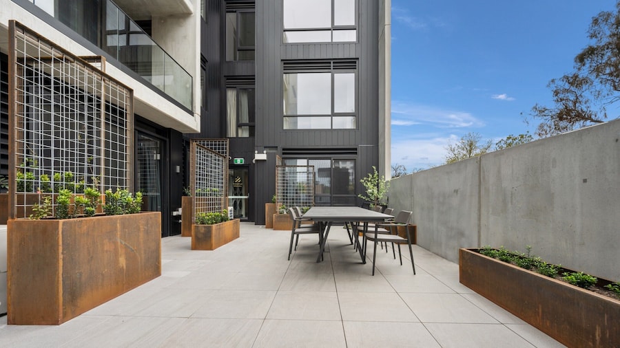 Impeccable Braddon Studio With Outdoor Dining