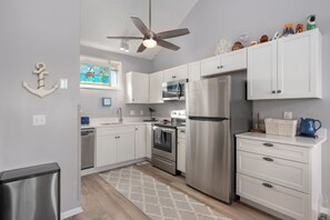 Kjøleskap, mikrobølgeovn, ovn og kokeplater