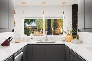 Kjøleskap, mikrobølgeovn, ovn og kokeplater