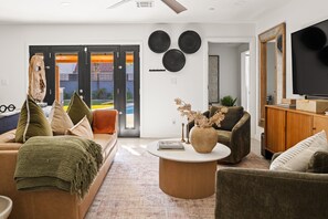 Smart TV, fireplace