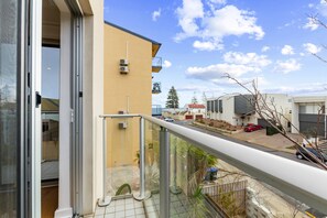 Property grounds - Stylish 2-bed Home Steps From Henley Beach (Adelaide)