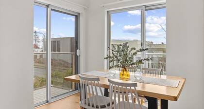Stylish 2-bed Home Steps From Henley Beach