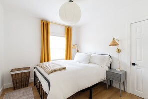 2 bedrooms, iron/ironing board, internet, bed sheets