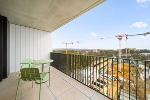 Apartment | Outdoor dining - Sleek Inner-city 2-bed With Swimming Pool & BBQ (Canberra)