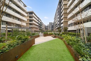 Property grounds - Sleek Inner-city 2-bed With Swimming Pool & BBQ (Canberra)