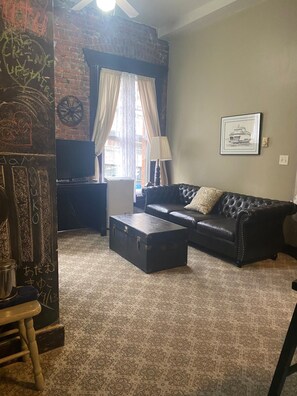 Living area - Enchanting hotel suites with AC in vibrant Seattle . (Seattle)