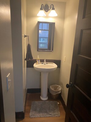 Bathroom - Enchanting hotel suites with AC in vibrant Seattle . (Seattle)