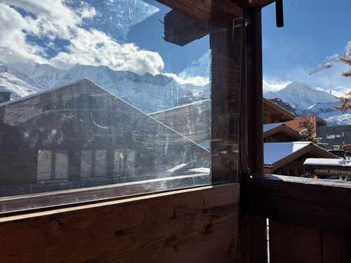 Lovely family-friendly 3-bedroom traditional chalet in Mürren next to the lift.