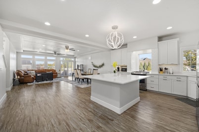 Modern Design Meets Elegant Views! Perfect for Family Retreats and Gatherings