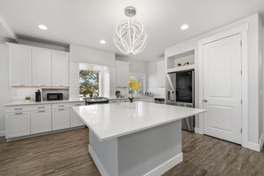 Private kitchen - Modern Design Meets Elegant Views! Perfect for Family Retreats and Gatherings (South Jordan)