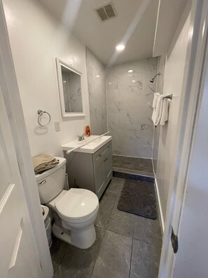 Hair dryer, towels, soap, shampoo - Cozy 1 Bedroom Tarantino Unit (Studio City)