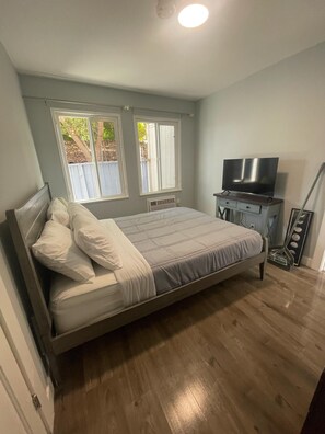 1 chambre, fer et planche à repasser, lit de bébé portatif