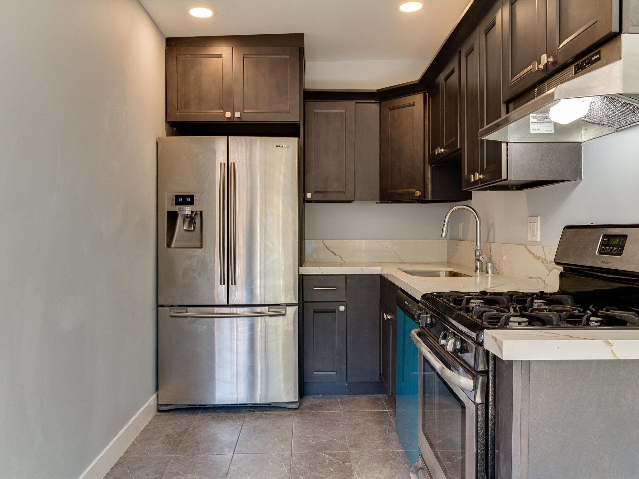 Refrigerador, microondas, horno y parrilla de estufa 