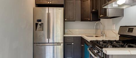 Refrigerador, microondas, horno y parrilla de estufa