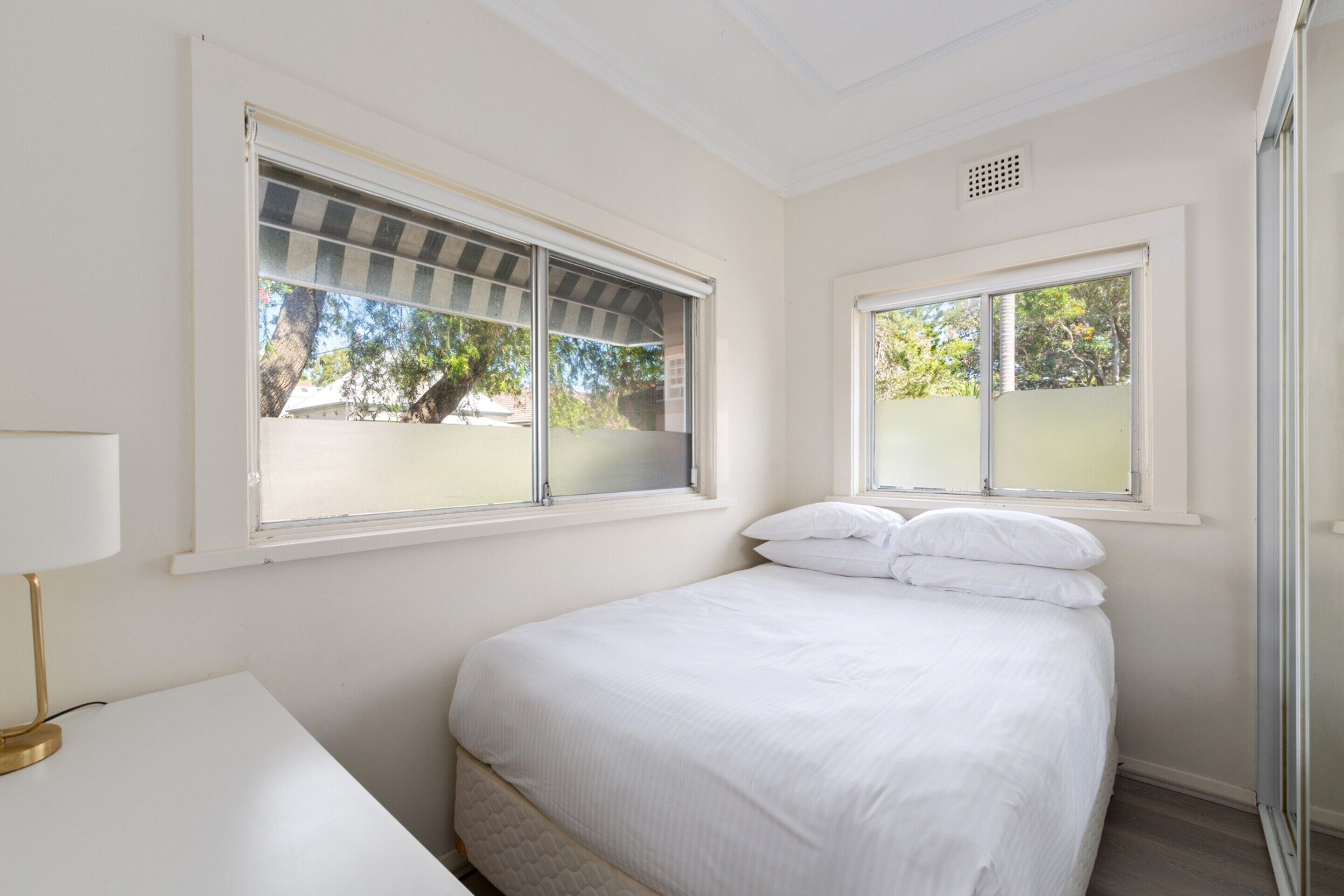 2 habitaciones, tabla de planchar con plancha y ropa de cama 