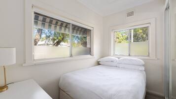 2 habitaciones, tabla de planchar con plancha y ropa de cama