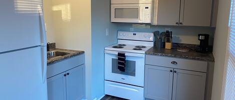 Geladeira, micro-ondas, fogão, cooktop