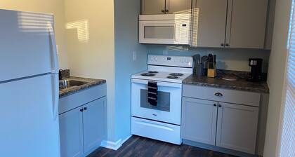 Private Cottage One Block From The Trent River!