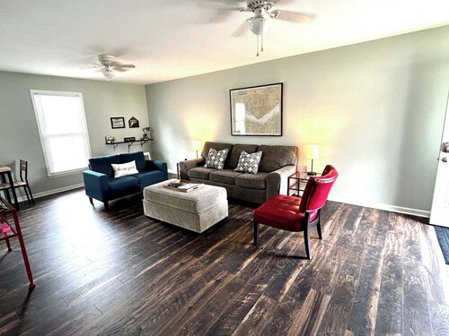 Private Cottage One Block From The Trent River!